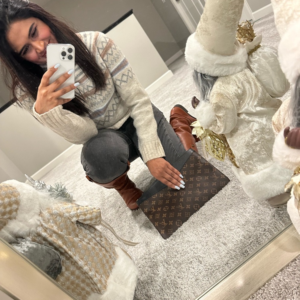 Louis Vuitton purse for sell in pristine condition with box